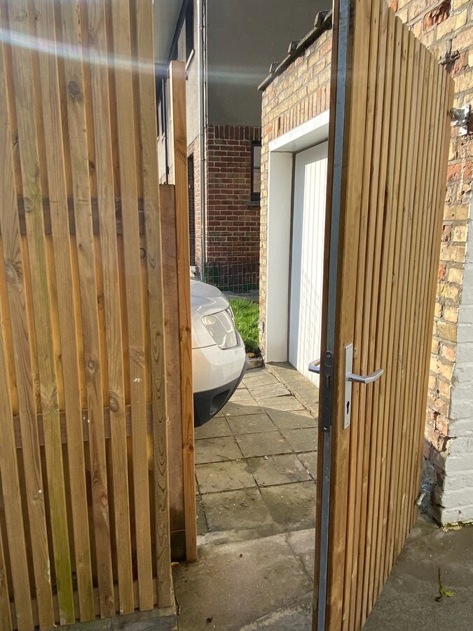 Lichtrijk 2-slaapkamerappartement met terras, garage en extra staanplaats in het centrum van Heist 