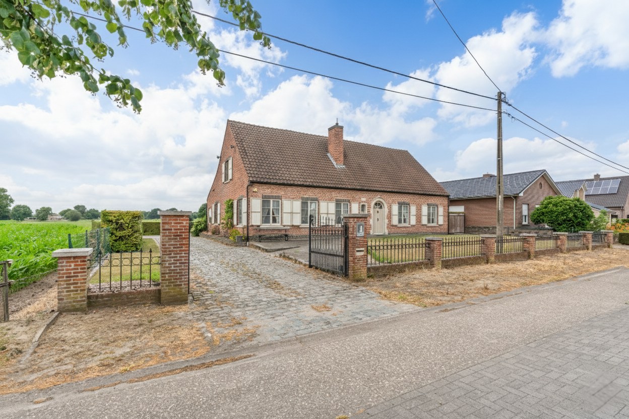 Ruime gezinswoning met 5 slaapkamers en 319 m² bew. opp. te Westerlo! 