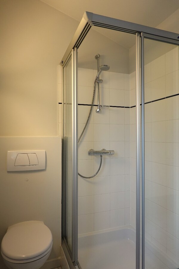 Gerenoveerde stadswoning op uitstekende ligging met binnentuin en garagebox 