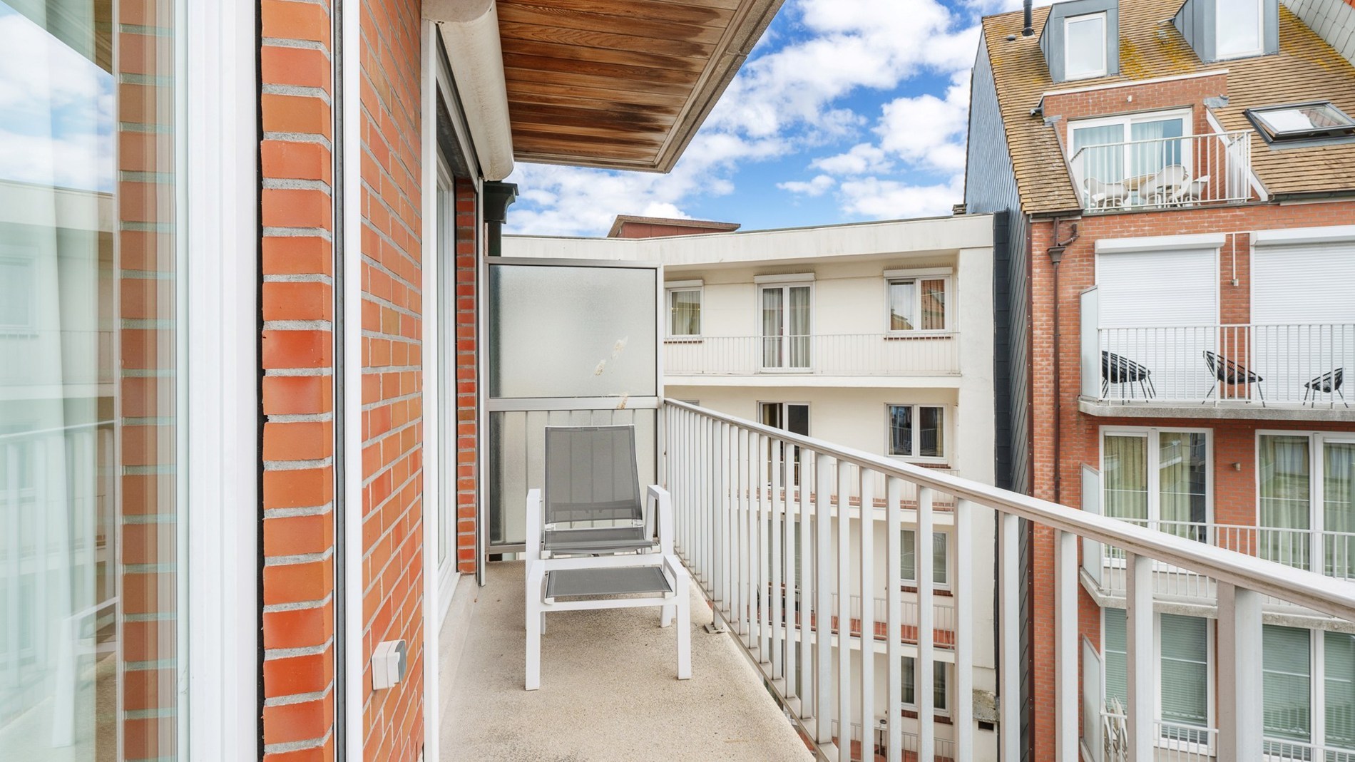 Ruim appartement van 138 m² gelegen op de Jozef Nellenslaan te Knokke en combineert ruimte, lichtinval en comfort. 