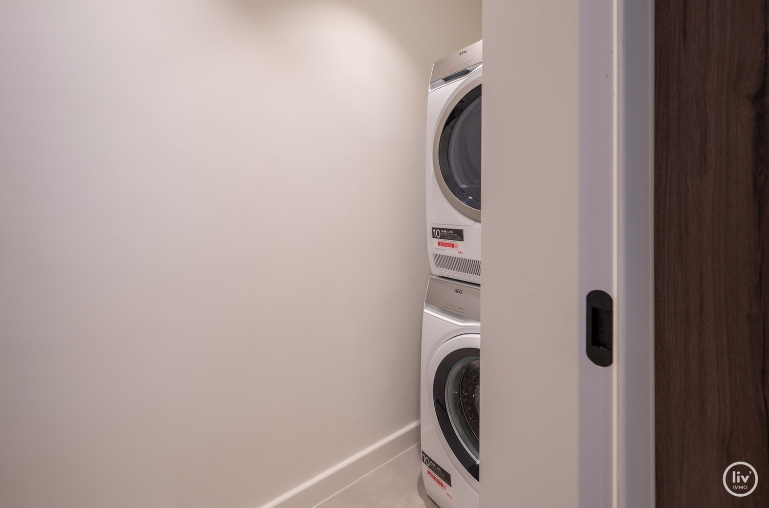 Prachtig, ruim gerenoveerd appartement met een mooie gevelbreedte van 7 m, gelegen op de Lippenslaan te Knokke. 