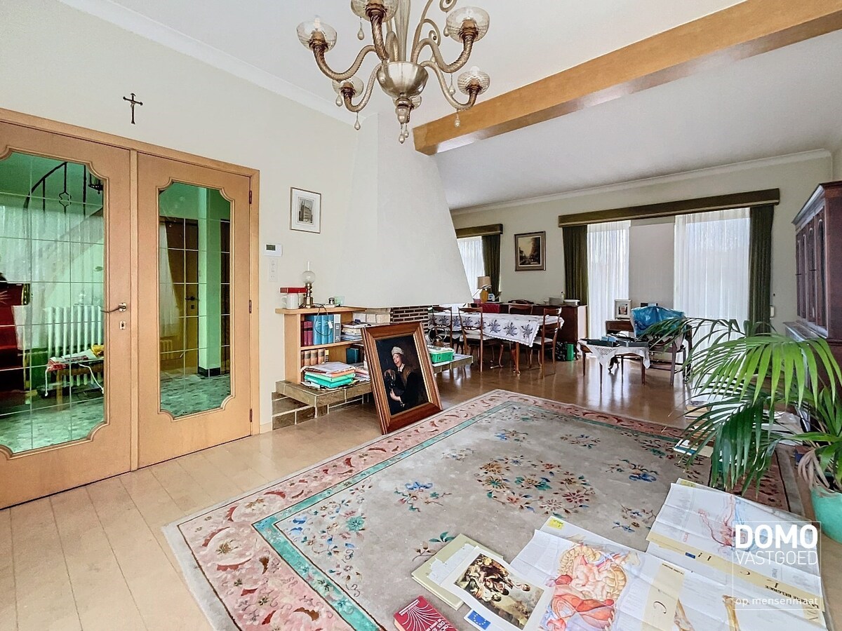 RUIME GEZINSWONING MET TUIN EN GARAGE TE KERMT 