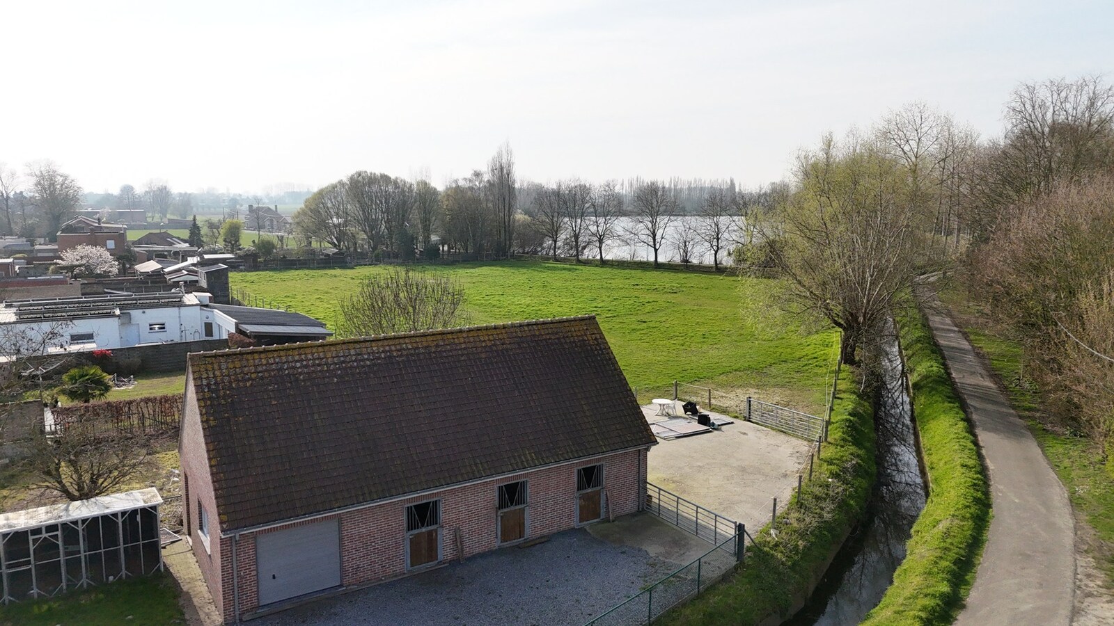 Alleenstaande woning met naastliggend stuk bouwgrond en weide te Eernegem 