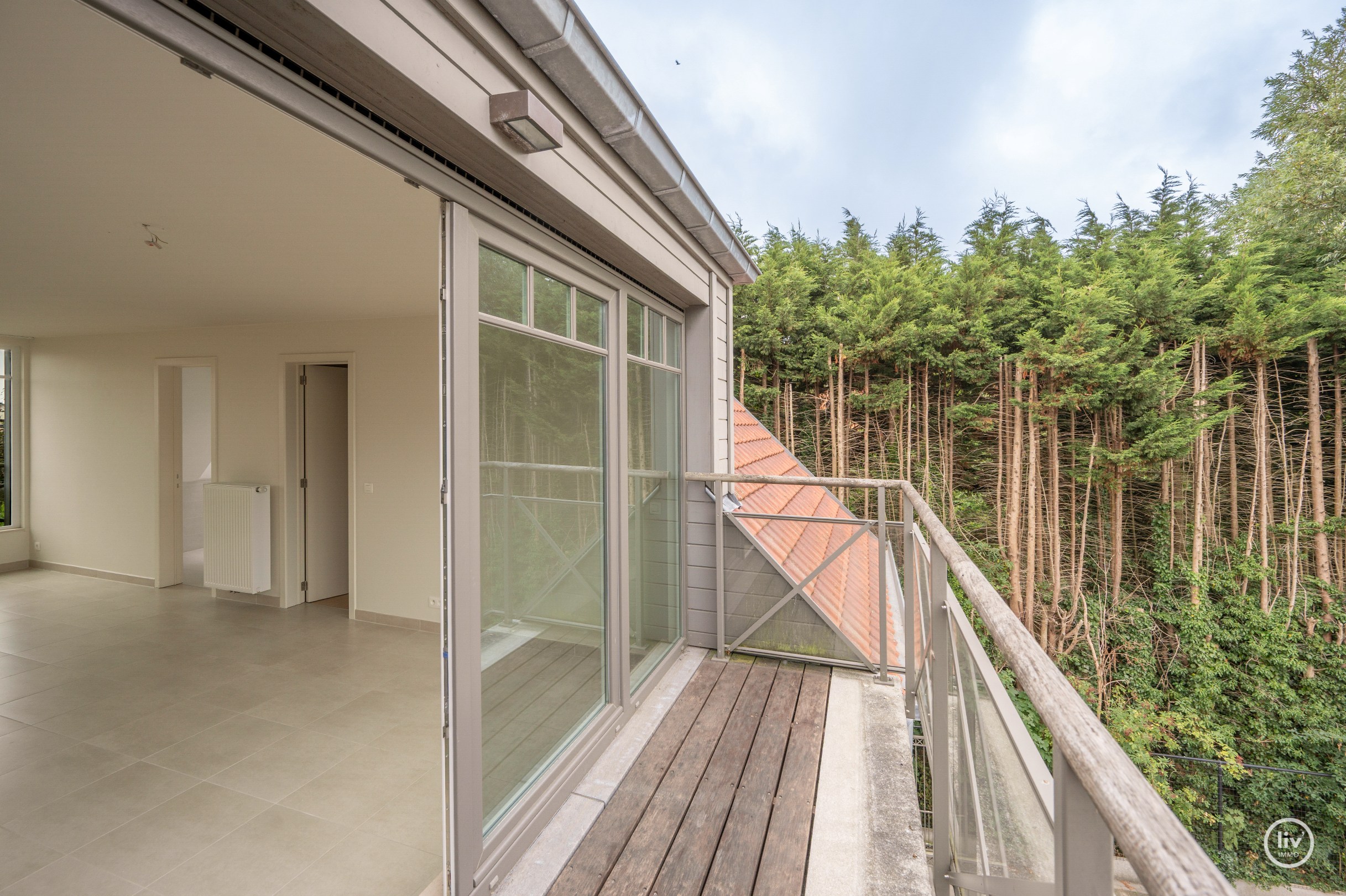 Appartement penthouse récemment rénové, situé au calme près du marché aux légumes. 