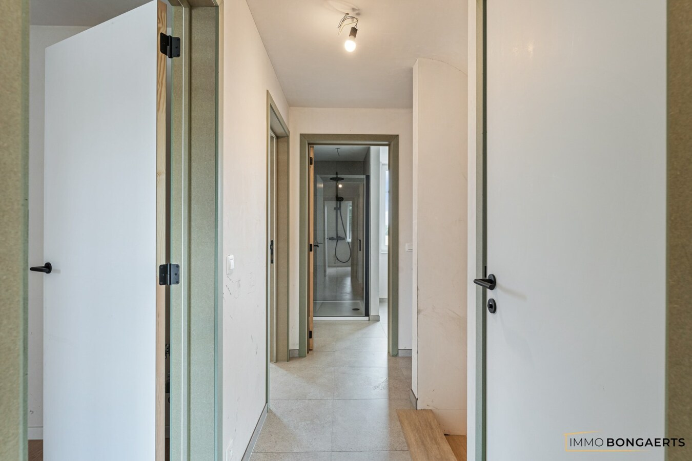 Volledig afgewerkte nieuwbouwwoning met 4 slaapkamers. 