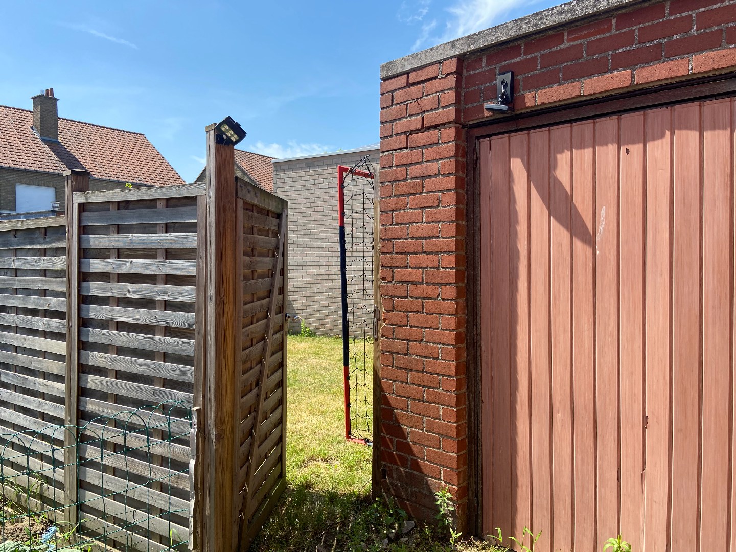 Rustig gelegen gezinswoning met tuin en garage uitweg achteraan! 