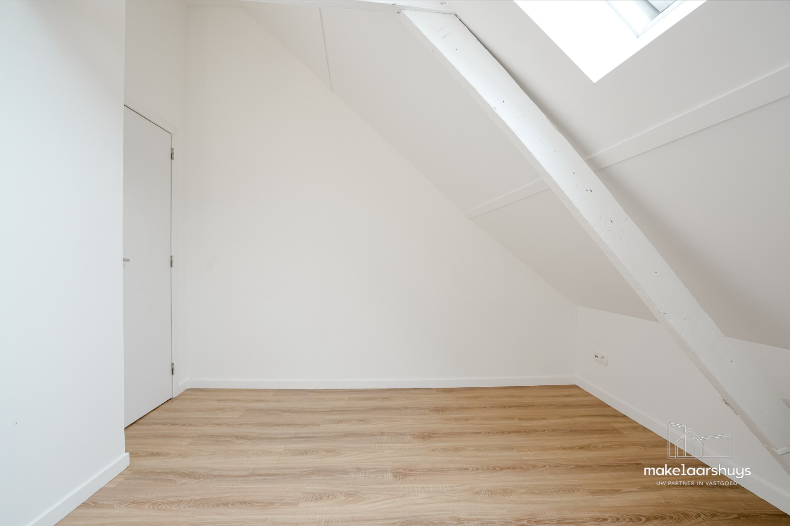 Instapklare gerenoveerde woning in rij met terras, tuin en garagebox 
