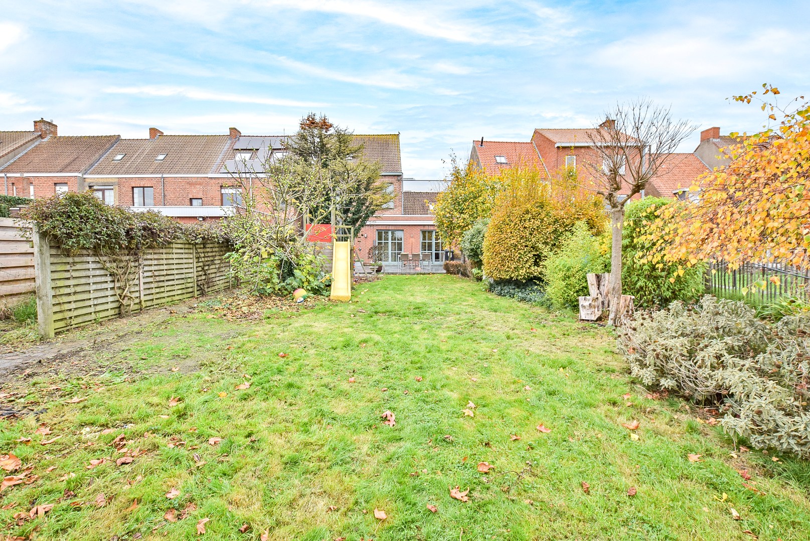 Ruime woning met dubbele garage en knappe uitzichten te centrum Veurne 