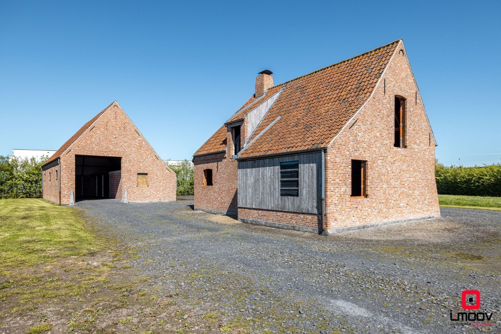 Landelijk gelegen ruwbouwhoeve met bijgebouwen op uitzonderlijk perceel van ca. 9.331 m² 