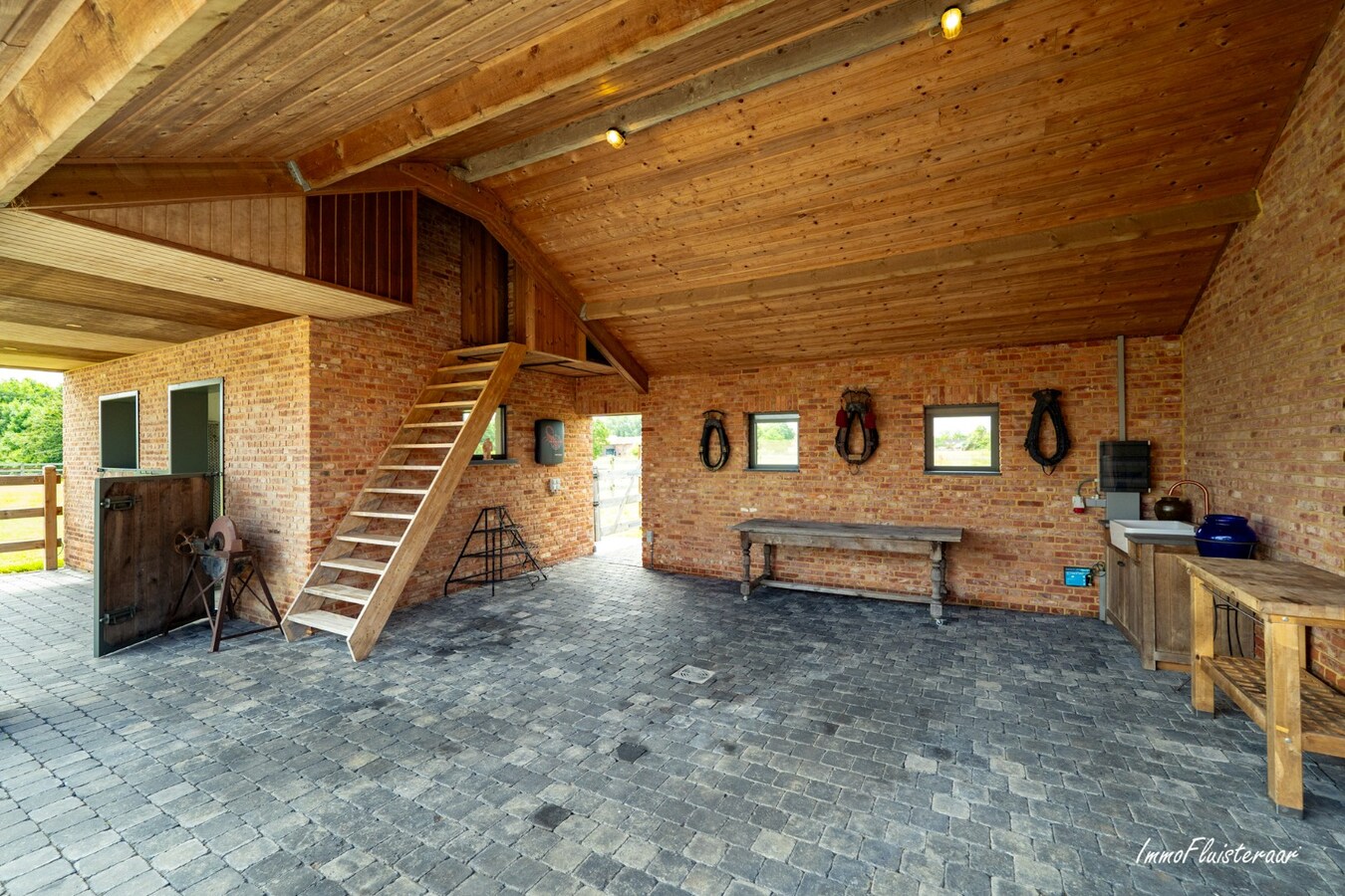 Unieke, gerenoveerde hoevewoning met paardenfaciliteiten, bijgebouwen, uitzonderlijk potentieel en zeer bereikbare ligging 