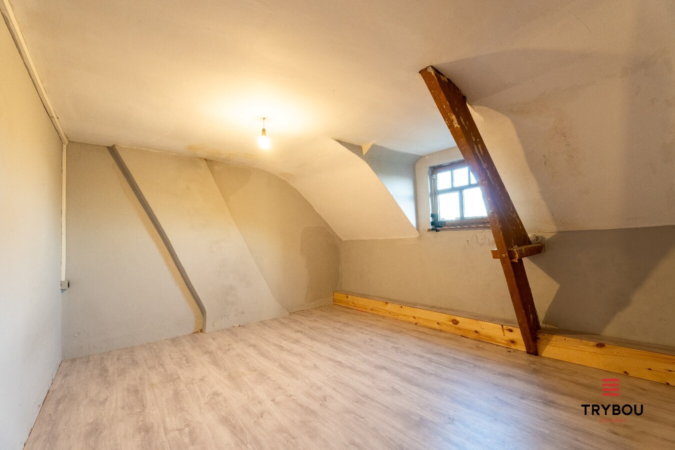 Te renoveren woning met garage en diepe tuin 