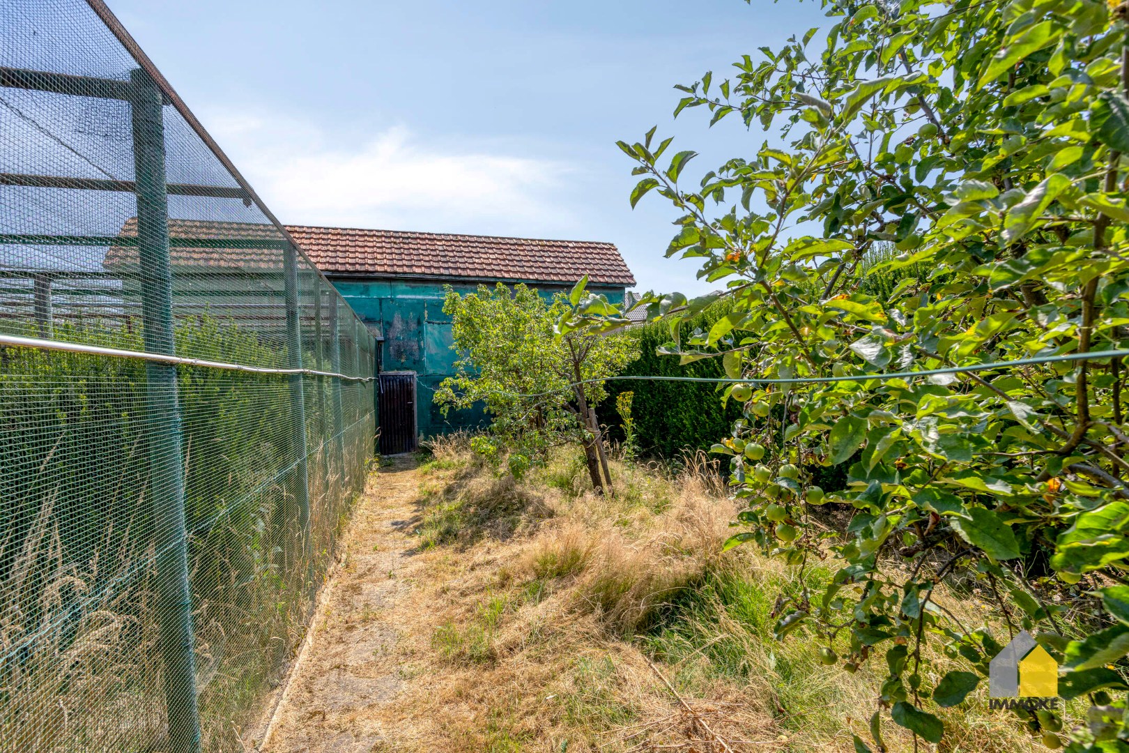 Karaktervolle, halfvrijstaande woning op 7a 31ca met aangrenzend weiland 16a 50ca. 