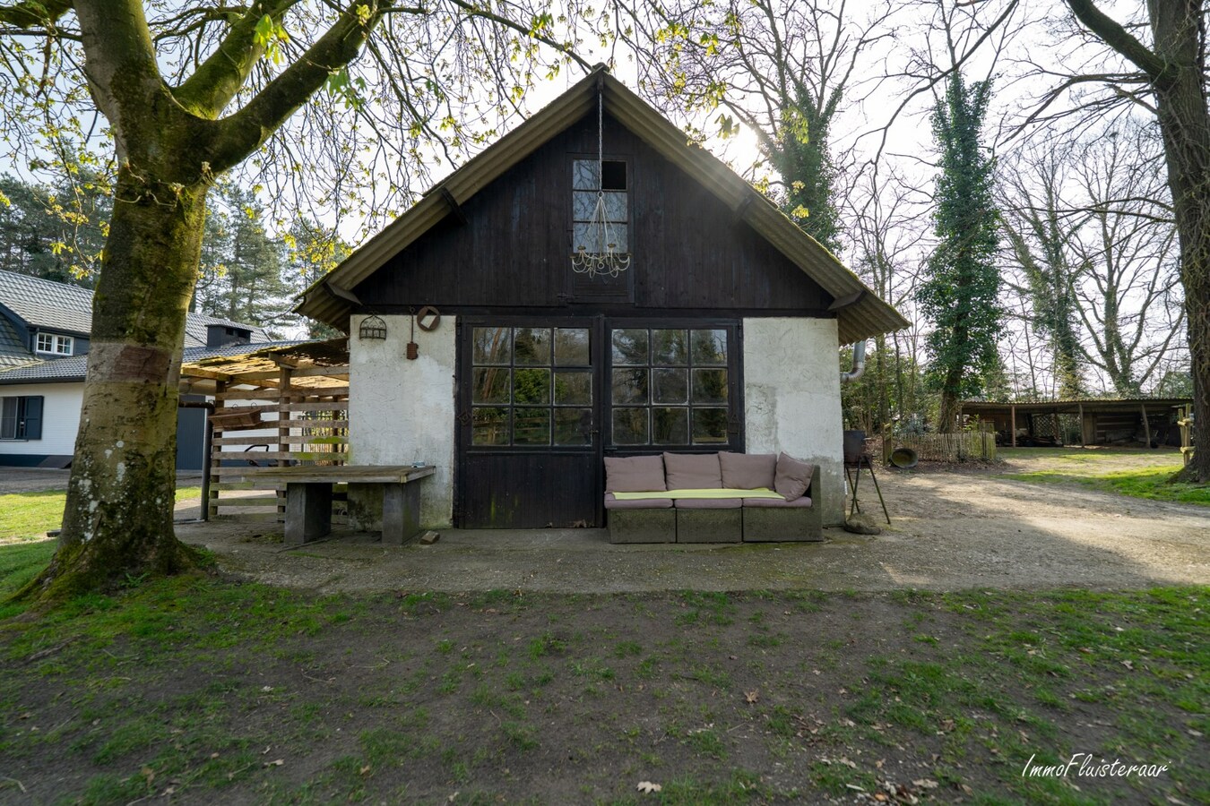 Karakteristieke woning met charmante chalet en paardenfaciliteiten op ca. 9.604 m² te Geel 