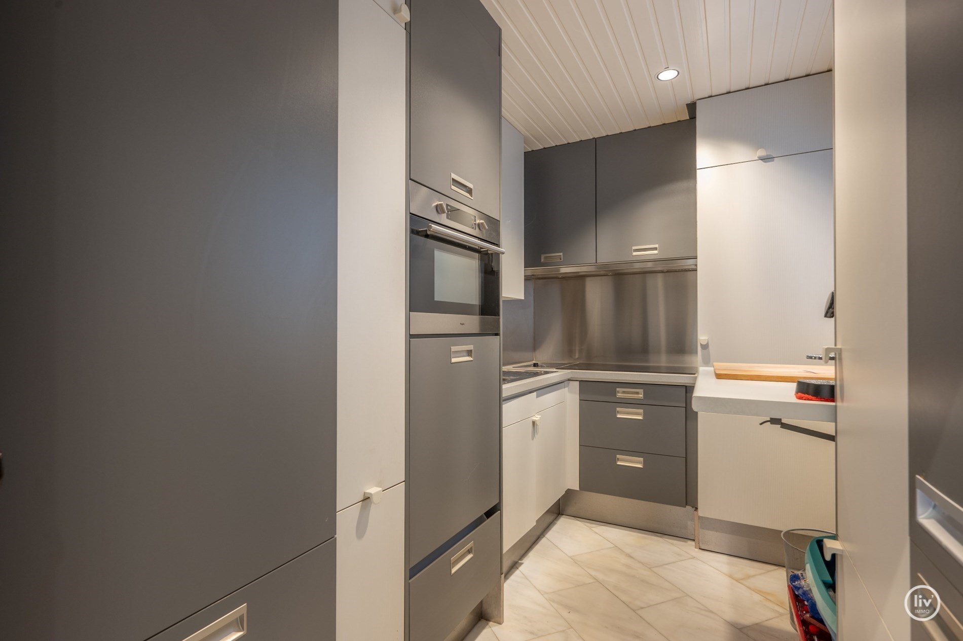 Aangenaam appartement met OPEN ZICHT en ideale zuid-west oriëntatie gelegen vlakbij de Dumortierlaan en op een steenworp van de Zeedijk 