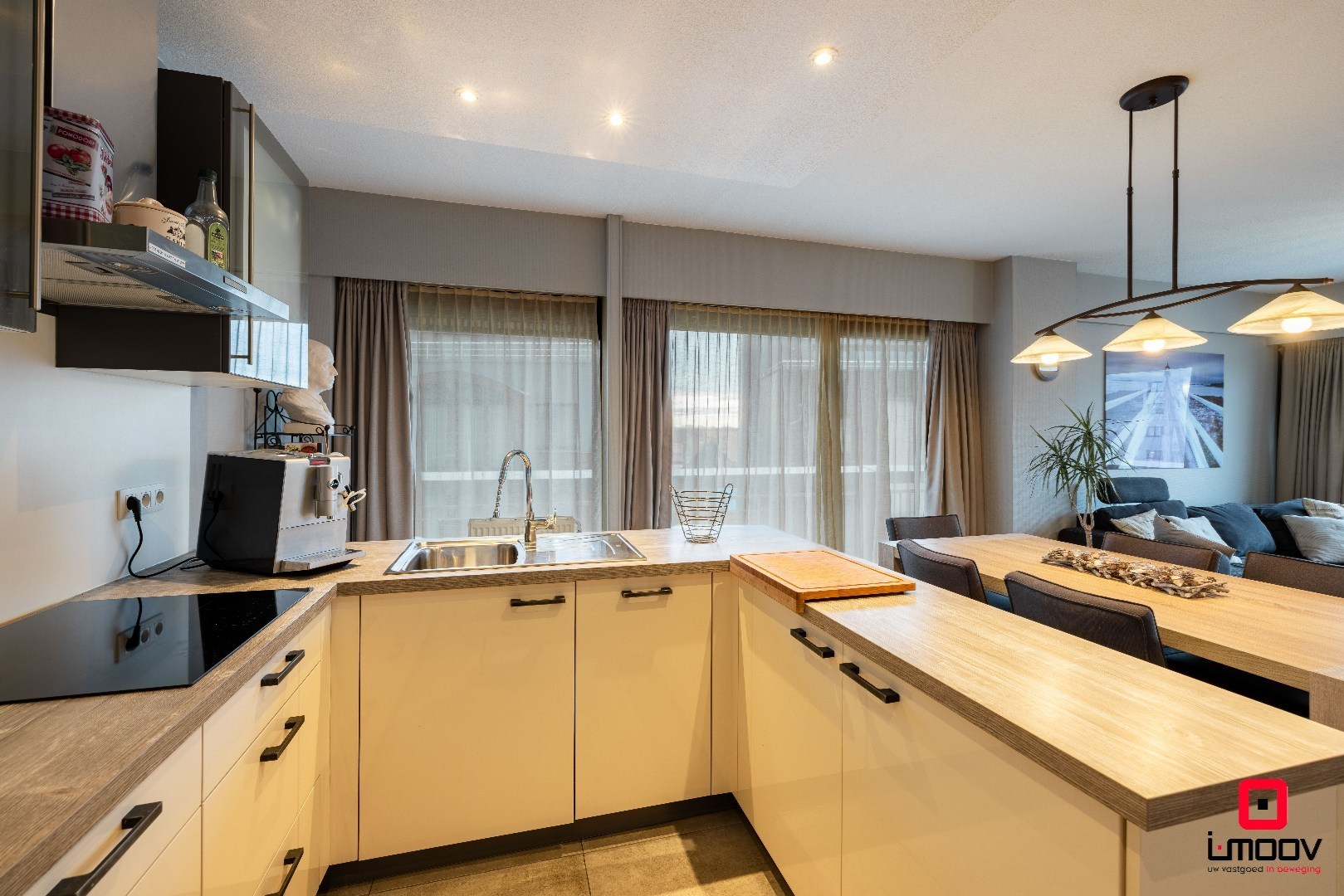 Ruim, lichtrijk hoekappartement met uniek havenzicht, topligging in hartje Oostende 