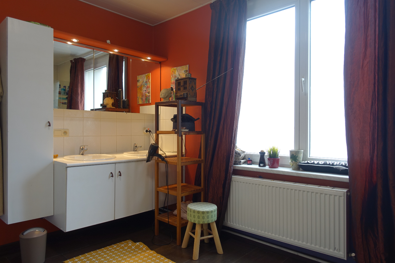 Polyvalent hoekpand met karaktervol appartement en terras 