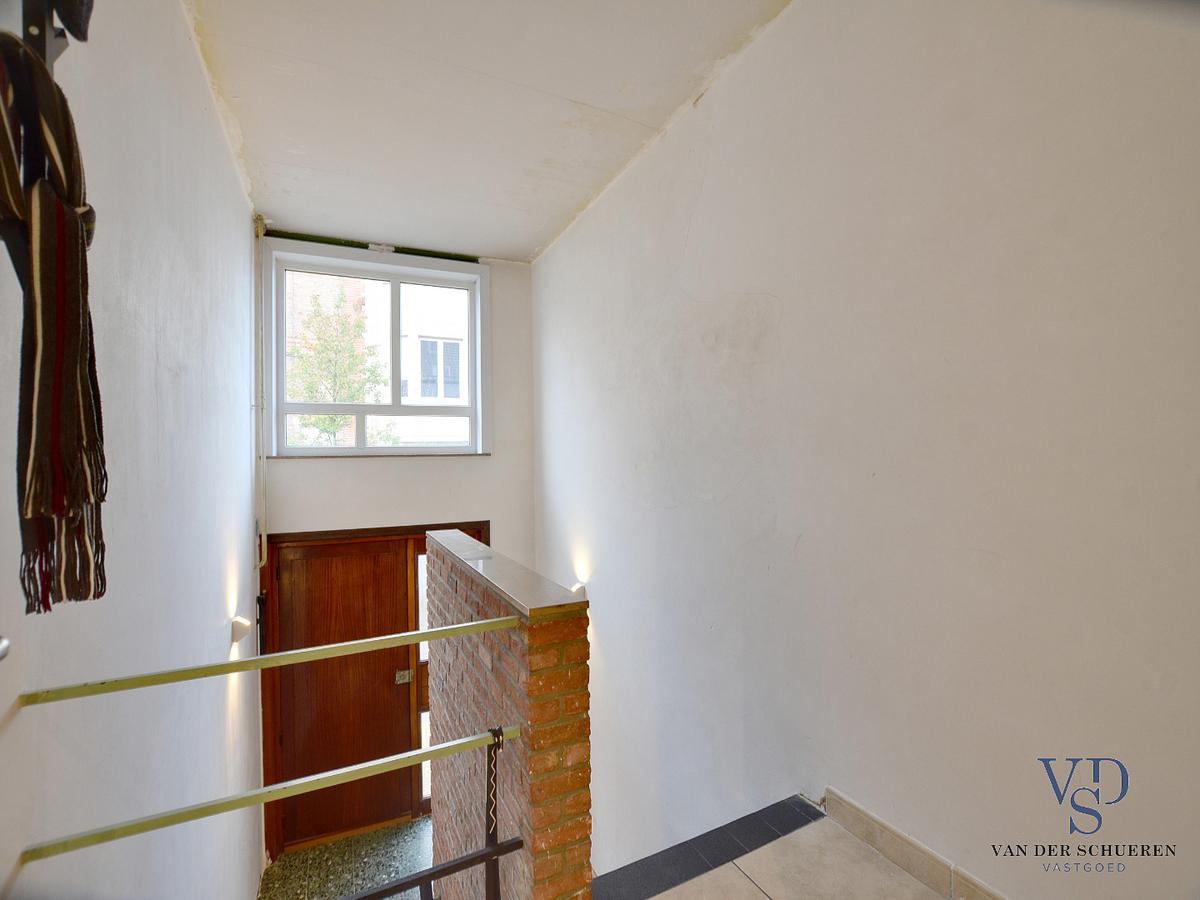 Ruime, degelijke bel-étage nabij Sint-Pieters-station. TOPPER !! 