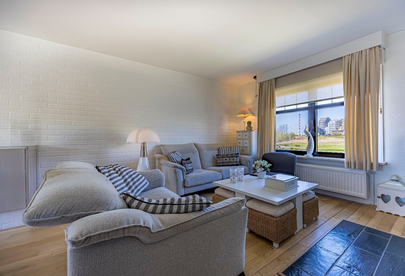 Knappe woning met weidse zichten, vlakbij het strand 