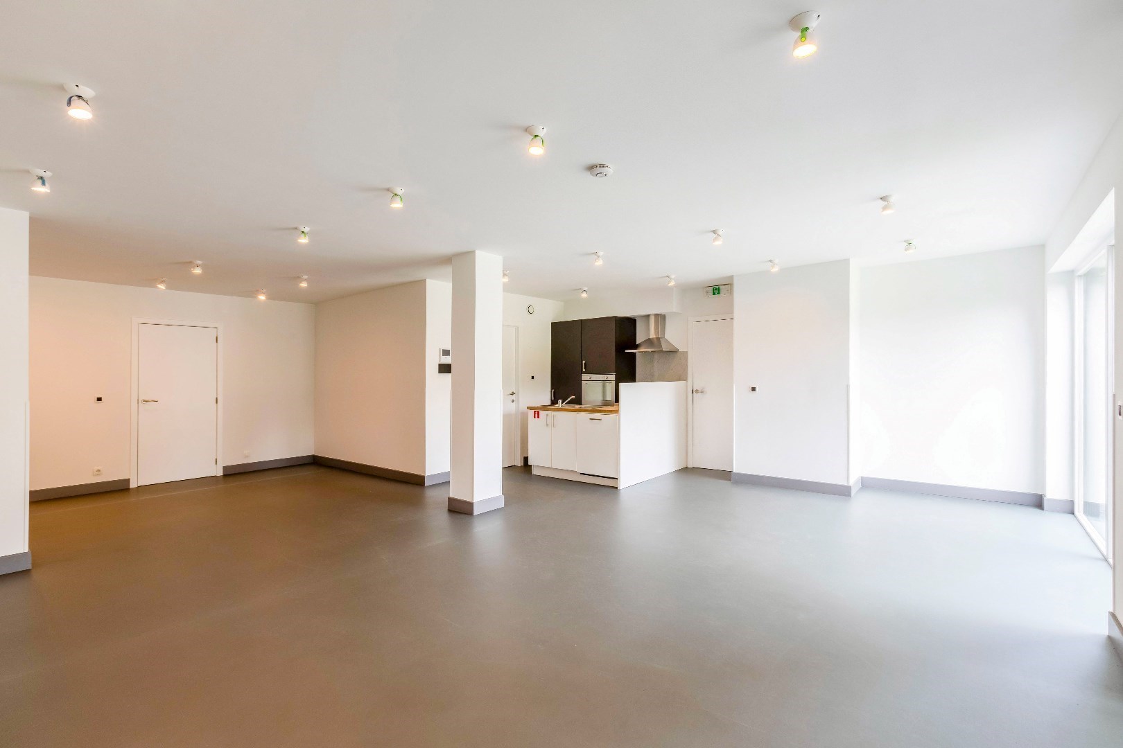 Ruime woning (369m²) met 4 slp. en in te vullen praktijk (onderaan) 