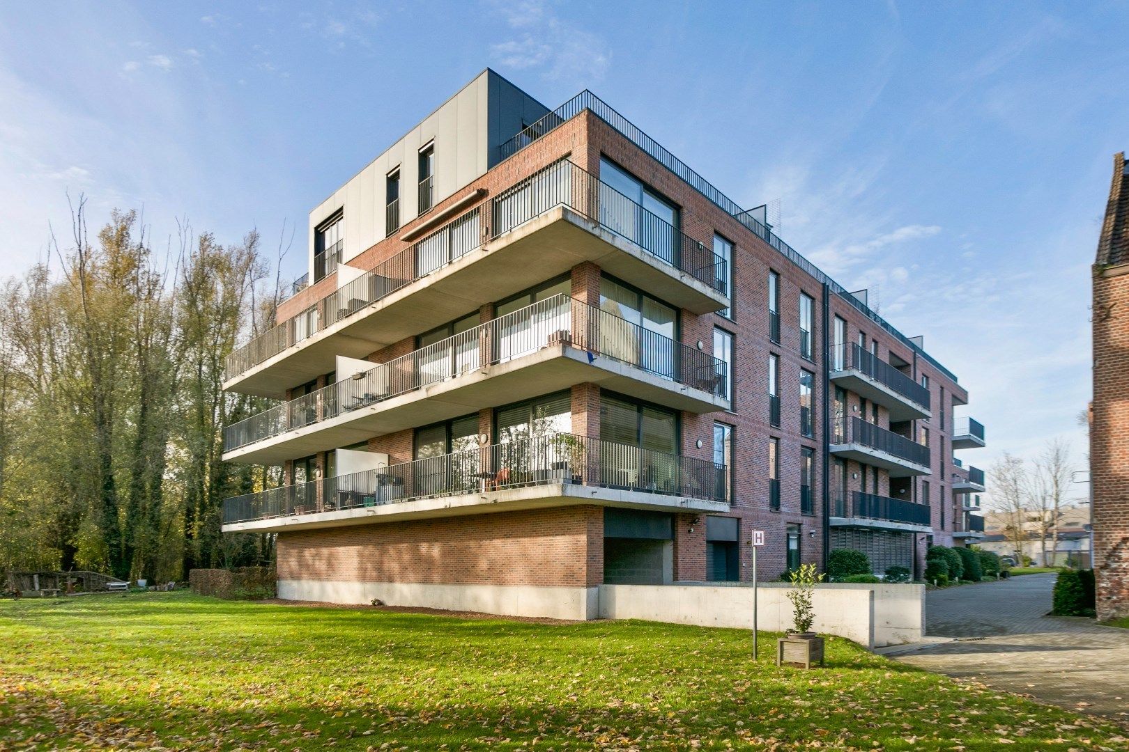 Recent 2 slpk app met tuin en balkon te Sint-Pieters-Leeuw 