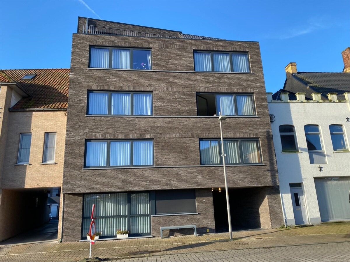 Geschilderd gelijkvloersappartement met 1 slaapkamer in een recent gebouw (2018) 