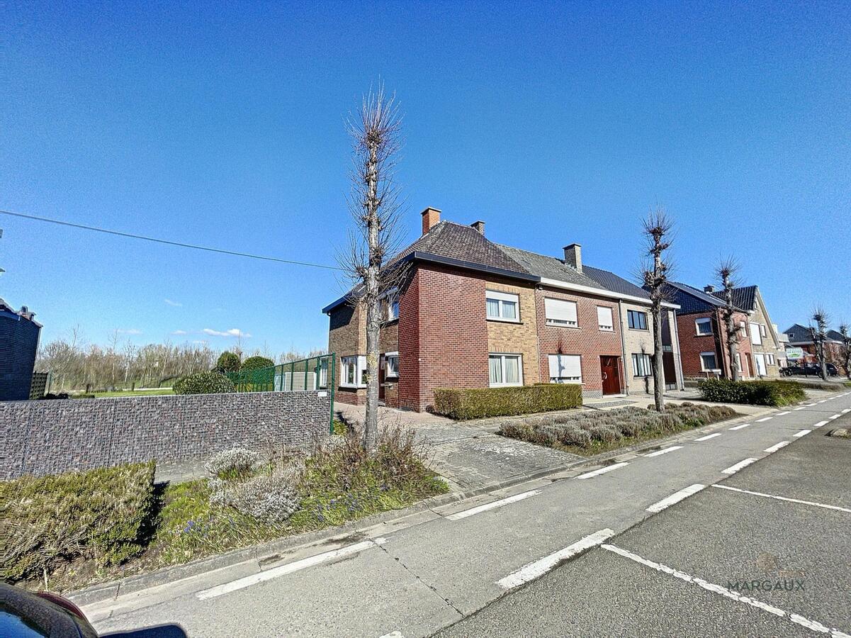 Verkocht op 1 dag! Te renoveren halfopen bebouwing op groot perceel 