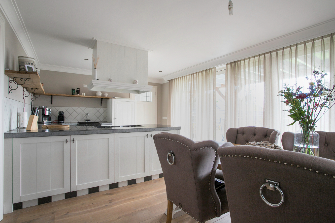 Vrijstaande, instapklare eengezinswoning met garage en carport afgewerkt in landelijke stijl. 