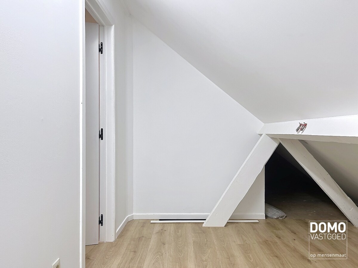 VOLLEDIG GERENOVEERDE WONING MET 3 SLAAPKAMERS EN ZUIDGERICHTE TUIN 