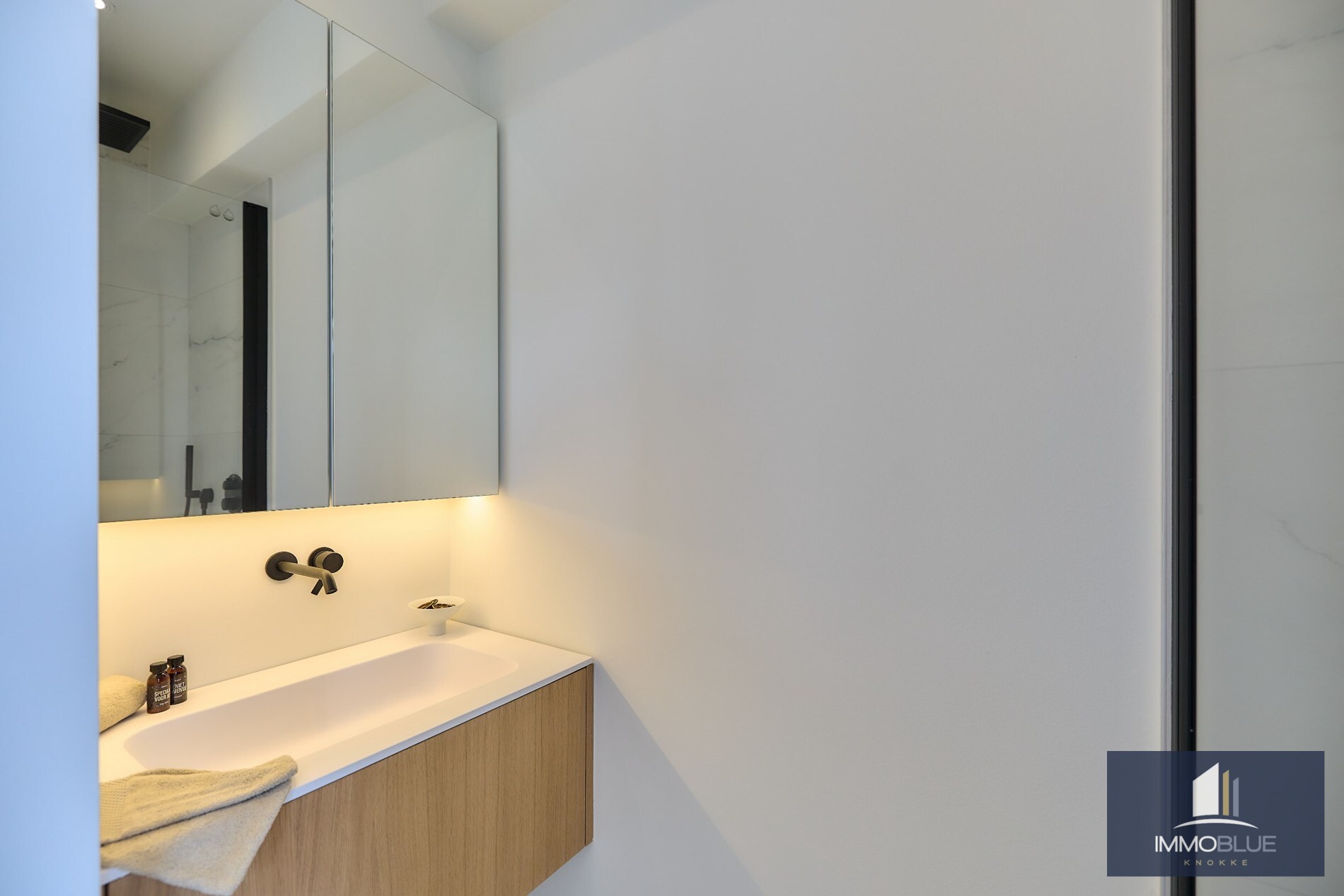 Appartement spacieux, entièrement rénové, avec quatre chambres et vue latérale sur la mer, situé à proximité de la Place Van Bunnen. 