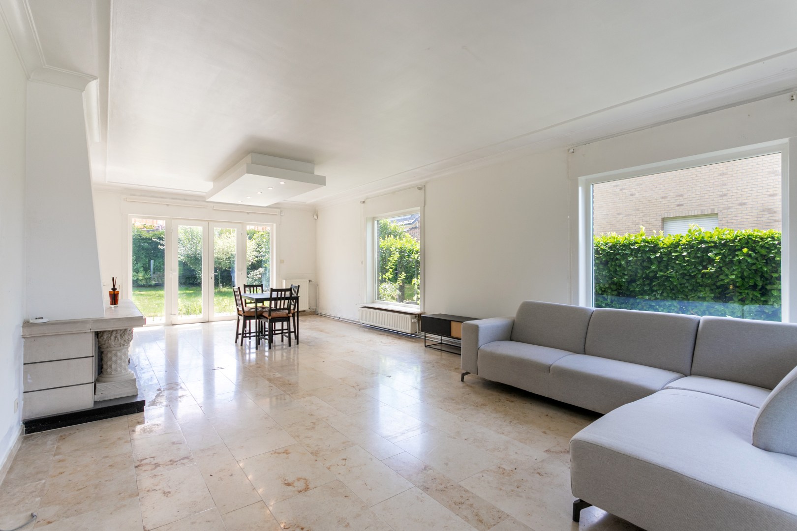 Ruime 4-gevelwoning met 4 slaapkamers, bureau, garage en tuin op 626 m² met bouwpotentieel in Halle 