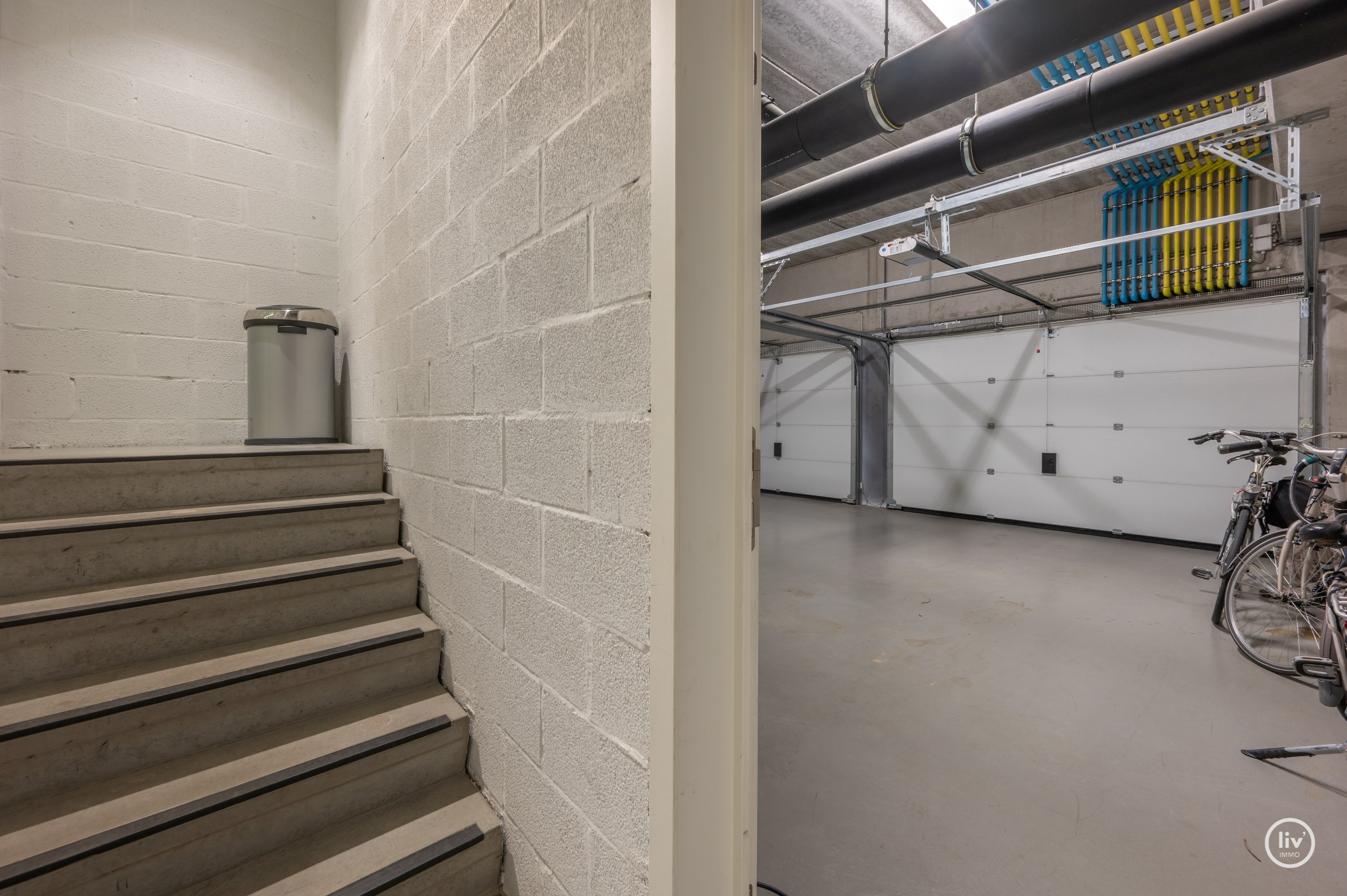 Breed en luxueus afgewerkt tuinappartement met wijde zichten op het meer. 