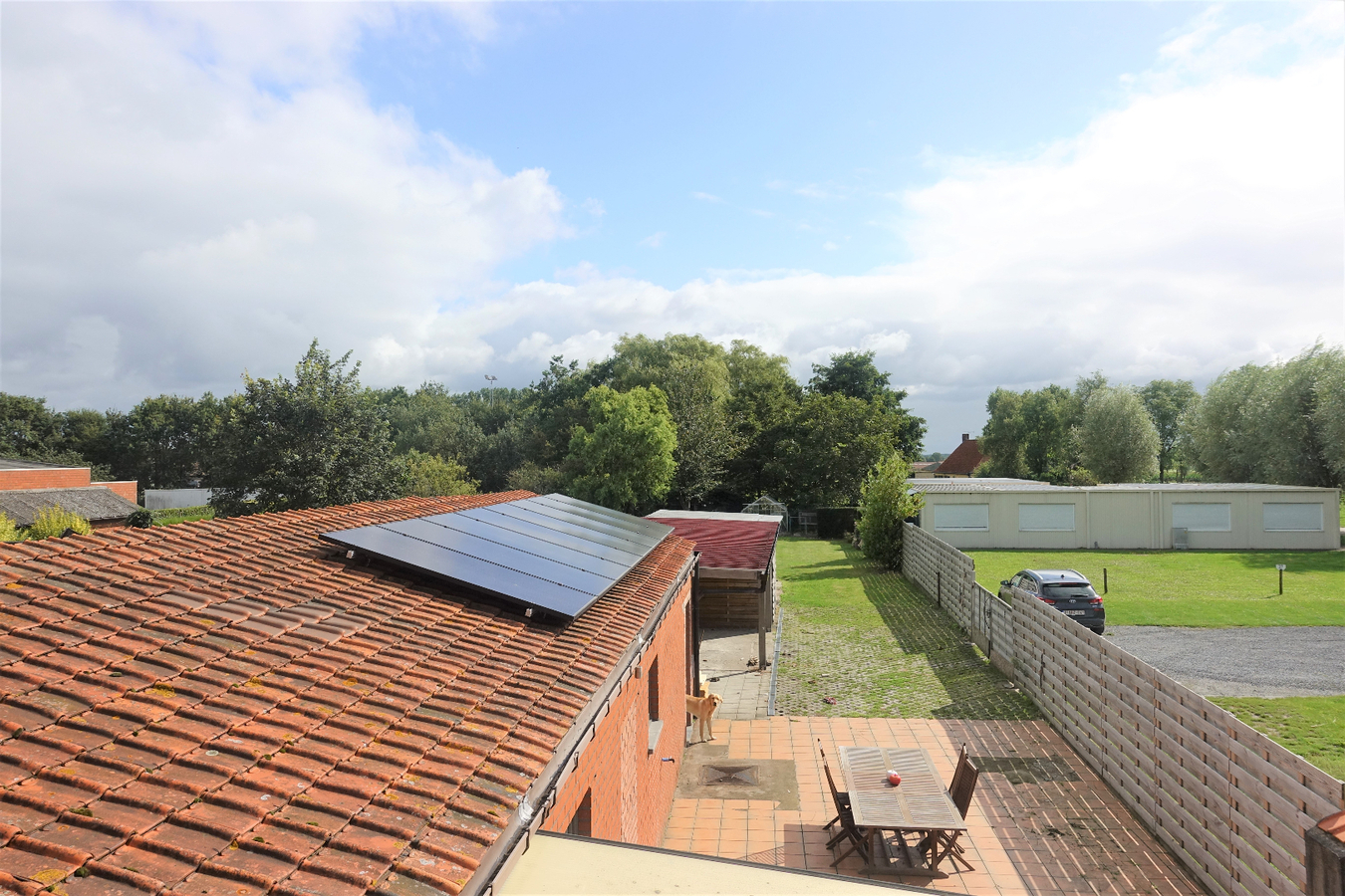 Half-open woning met grote tuin te Aartrijke 