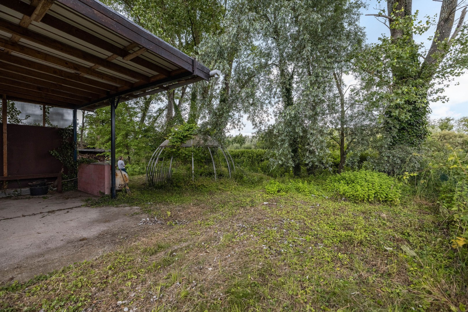 Seventies bungalowvilla met renovatiepotentieel op unieke ligging aan natuurgebied 