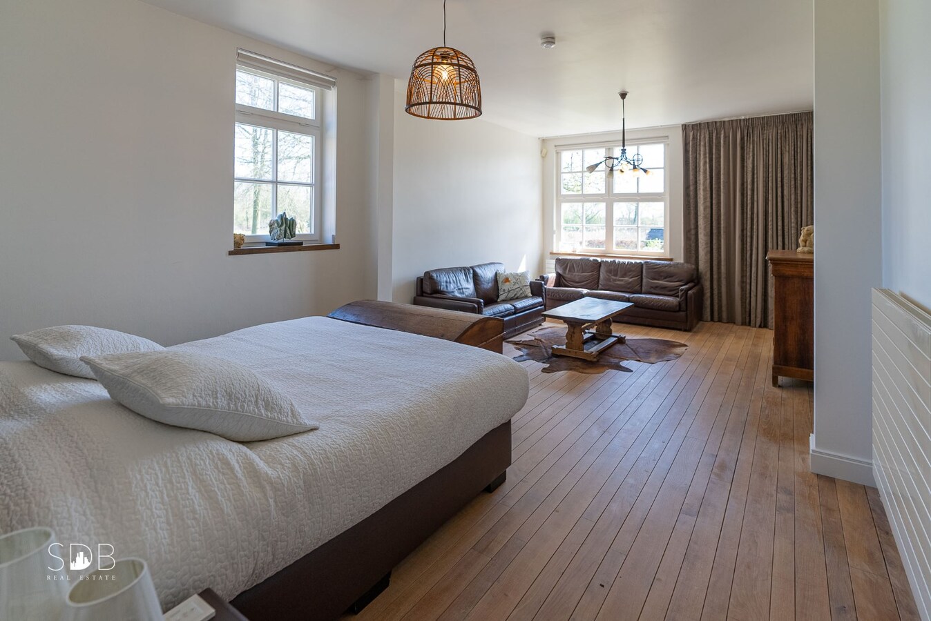 Stijlvolle villa met diverse bijgebouwen en graslanden op circa 3ha 