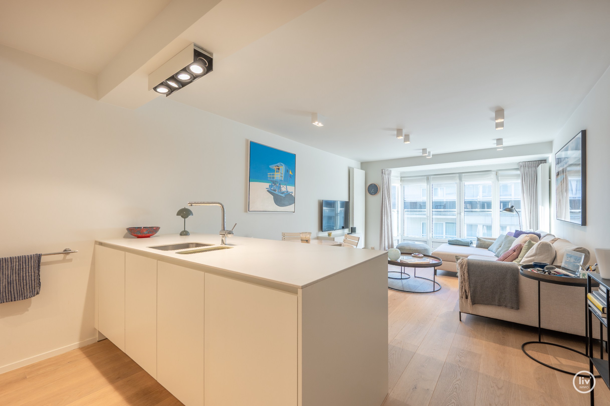 Appartement de 2 chambres entièrement rénové et élégant avec une grande TERRASSE situé à proximité de l'avenue Dumortier. 