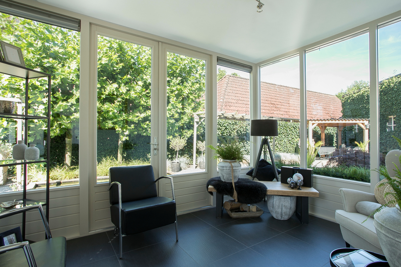 Deze moderne en royale vrijstaande woning staat op een rustige woonlocatie op een mooi hoekperceel. 