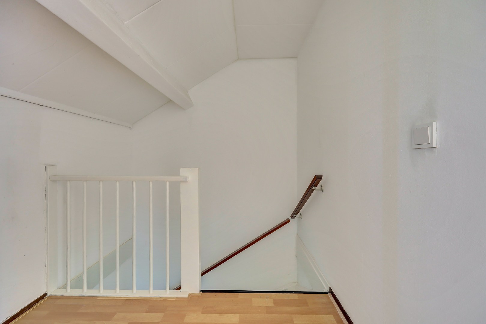 Goed onderhouden geschakelde  5-kamer woning, instapklaar, parkeerplaats, berging, zonnige tuin en gelegen in de zeer kindvriendelijke wijk Ommoord. 