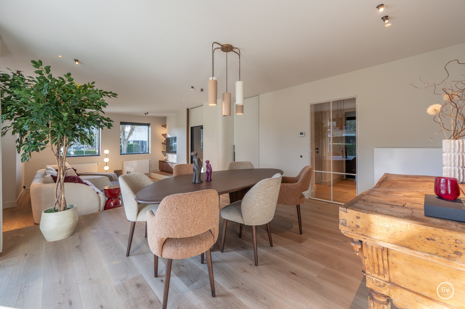 Magnifique villa rénovée, située sur un grand terrain de 1365 m2 dans un quartier résidentiel de villas, à proximité du centre de Knokke. 