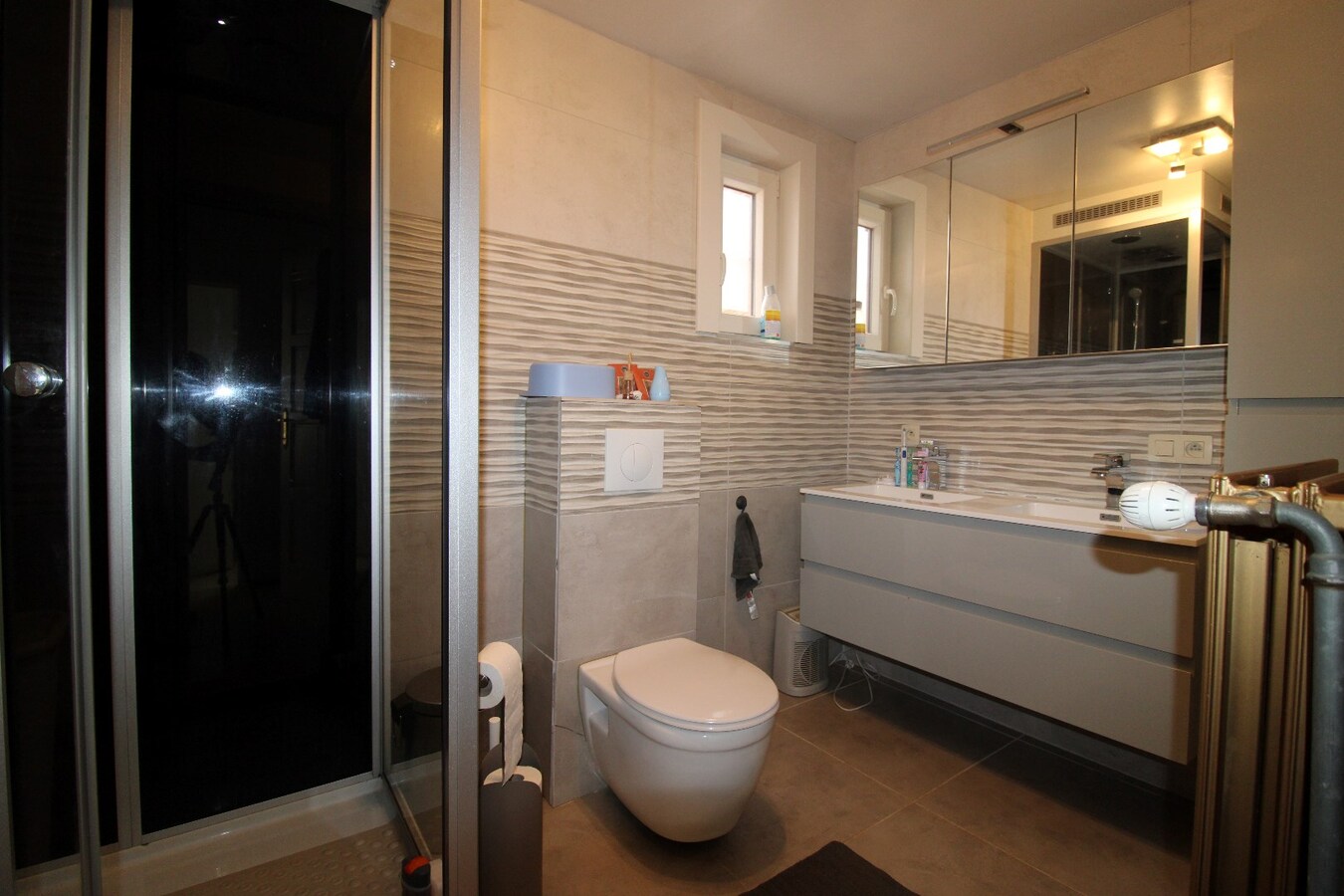 Gerenoveerde open bebouwing met gezellige tuin en garage 