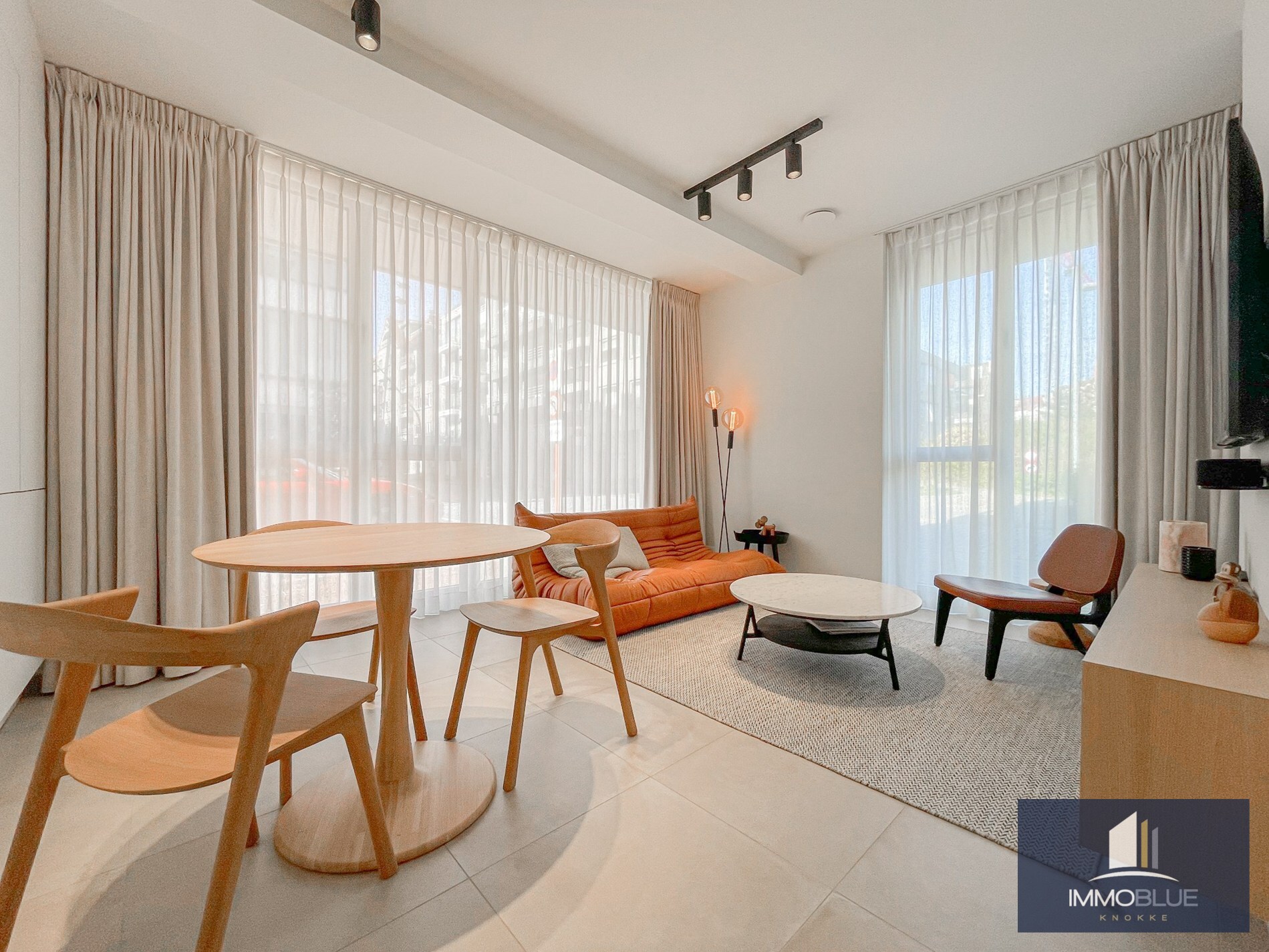 Subliem smaakvol ingericht hoek appartement gelegen in een recente residentie. 