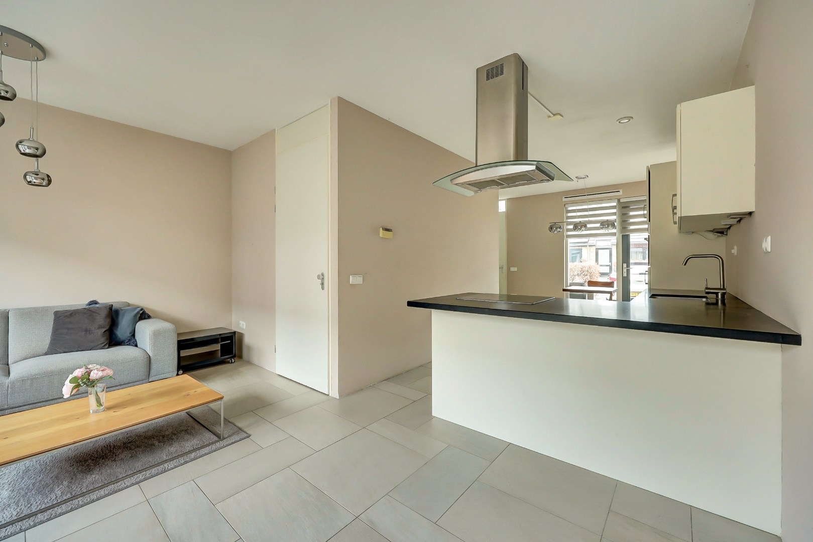 In de jonge woonwijk Nesselande in deelplan Haag en Park gelegen 5 kamer tussenwoning met houten berging en parkeerplaats op 131 m² eigen grond. 