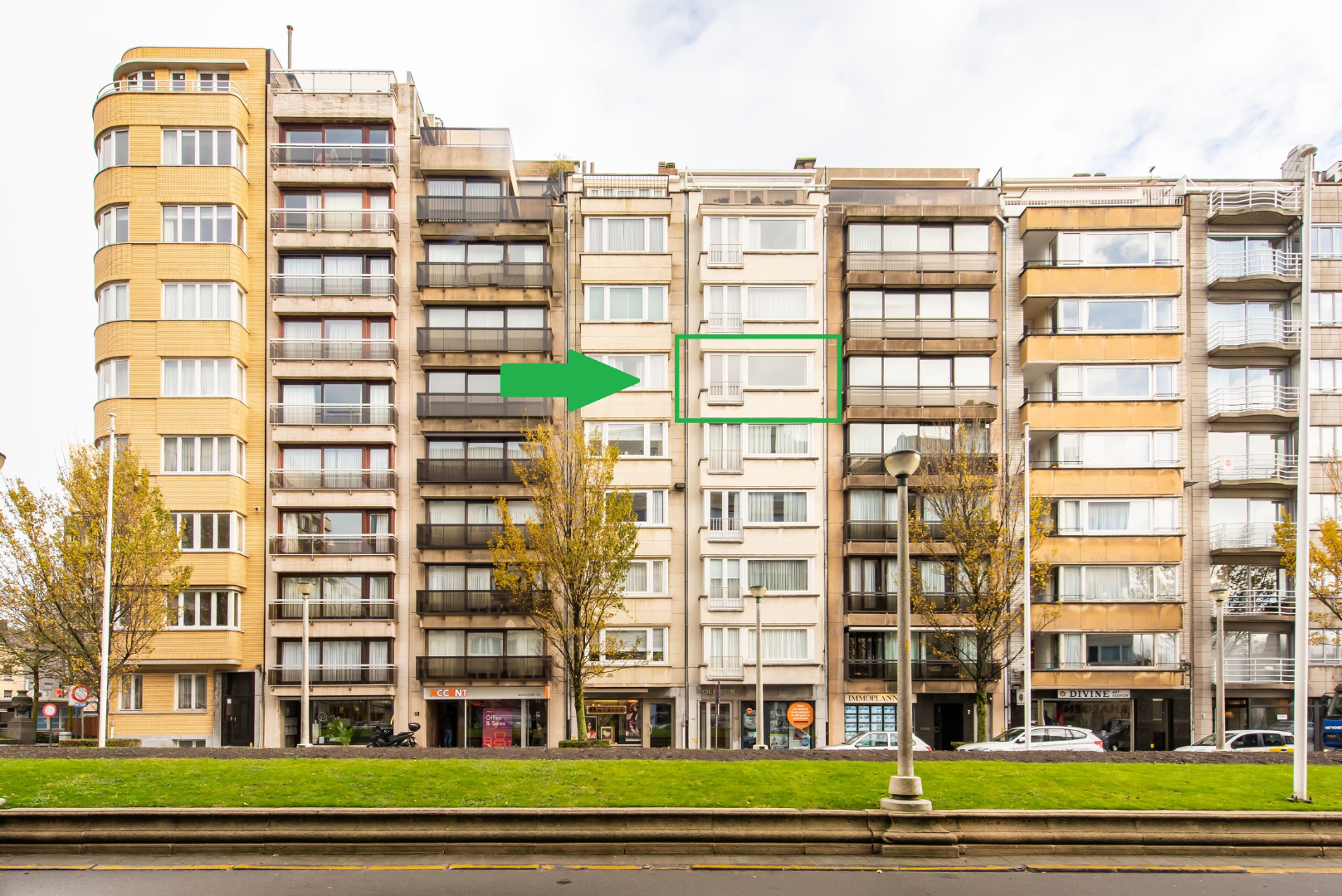 PRACHTIG GERENOVEERD APP. GELEGEN LEOPOLD II LAAN - TOPLIGGING 