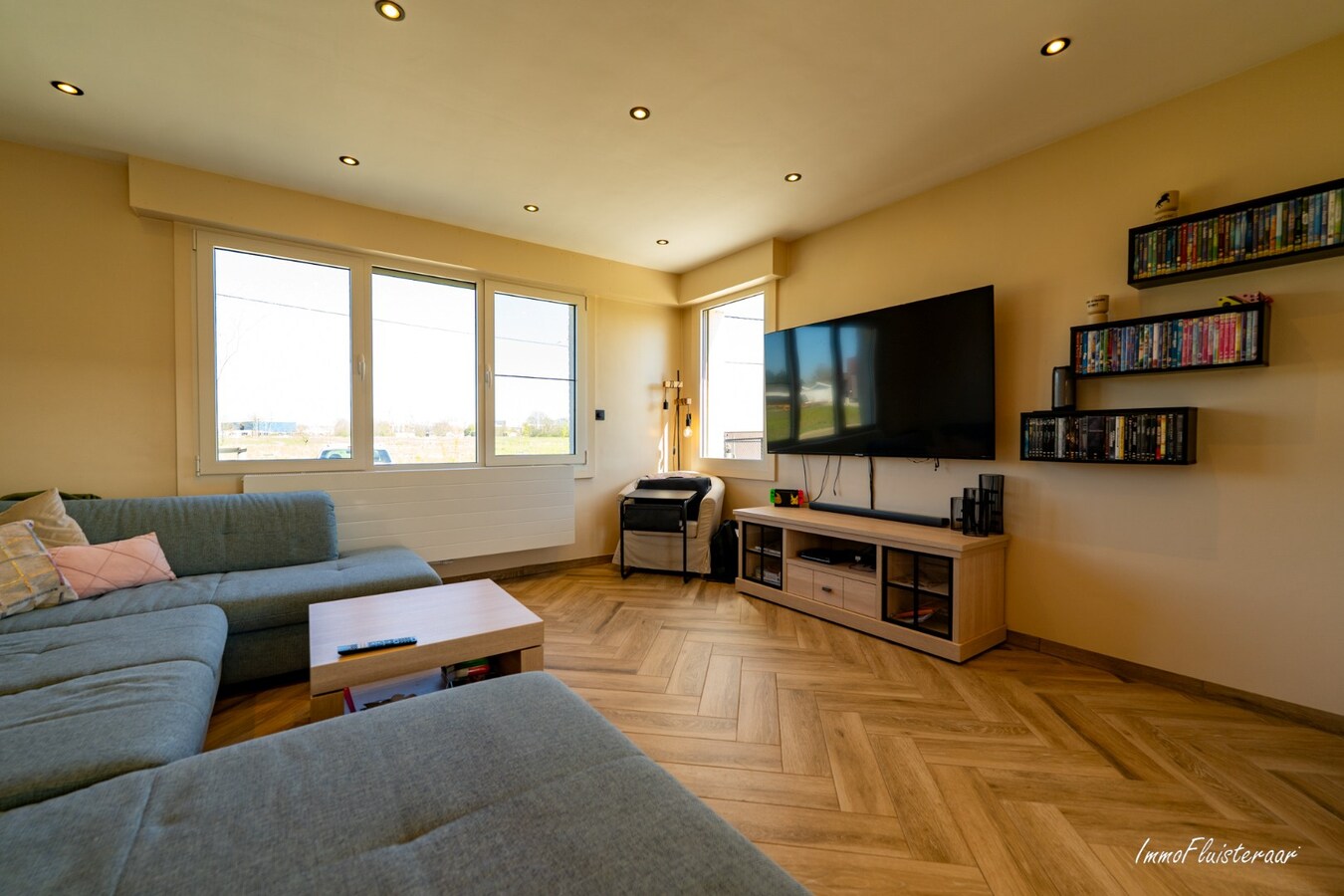 Recent gerenoveerde woning met paardenstallen en buitenpiste op ca. 12.370 m2  te Geel 