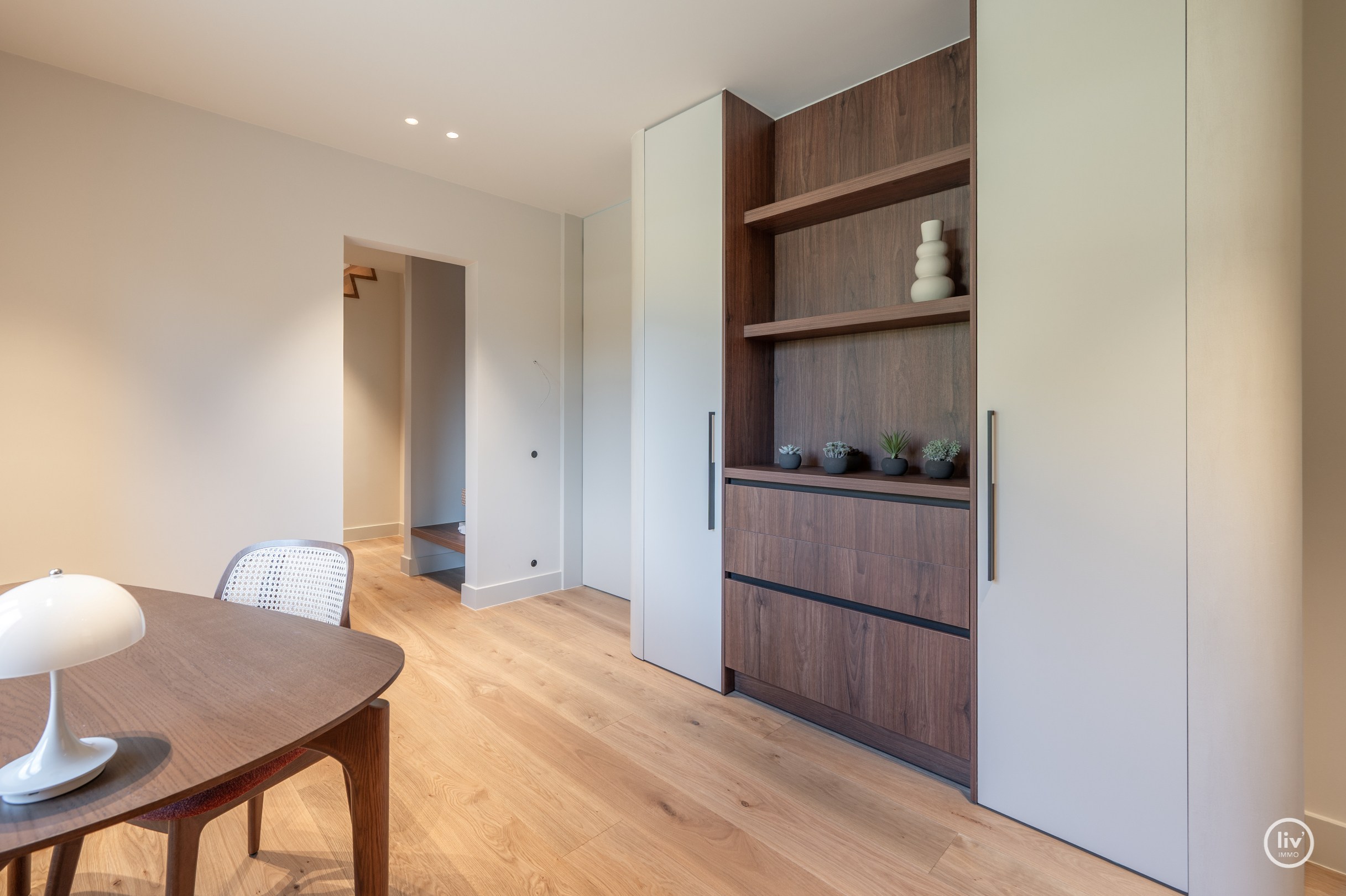 Prachtig gerenoveerde villa, gelegen op een groot perceel van 1365 m2 in een residentiële villawijk op fietsafstand van het centrum van Knokke. 