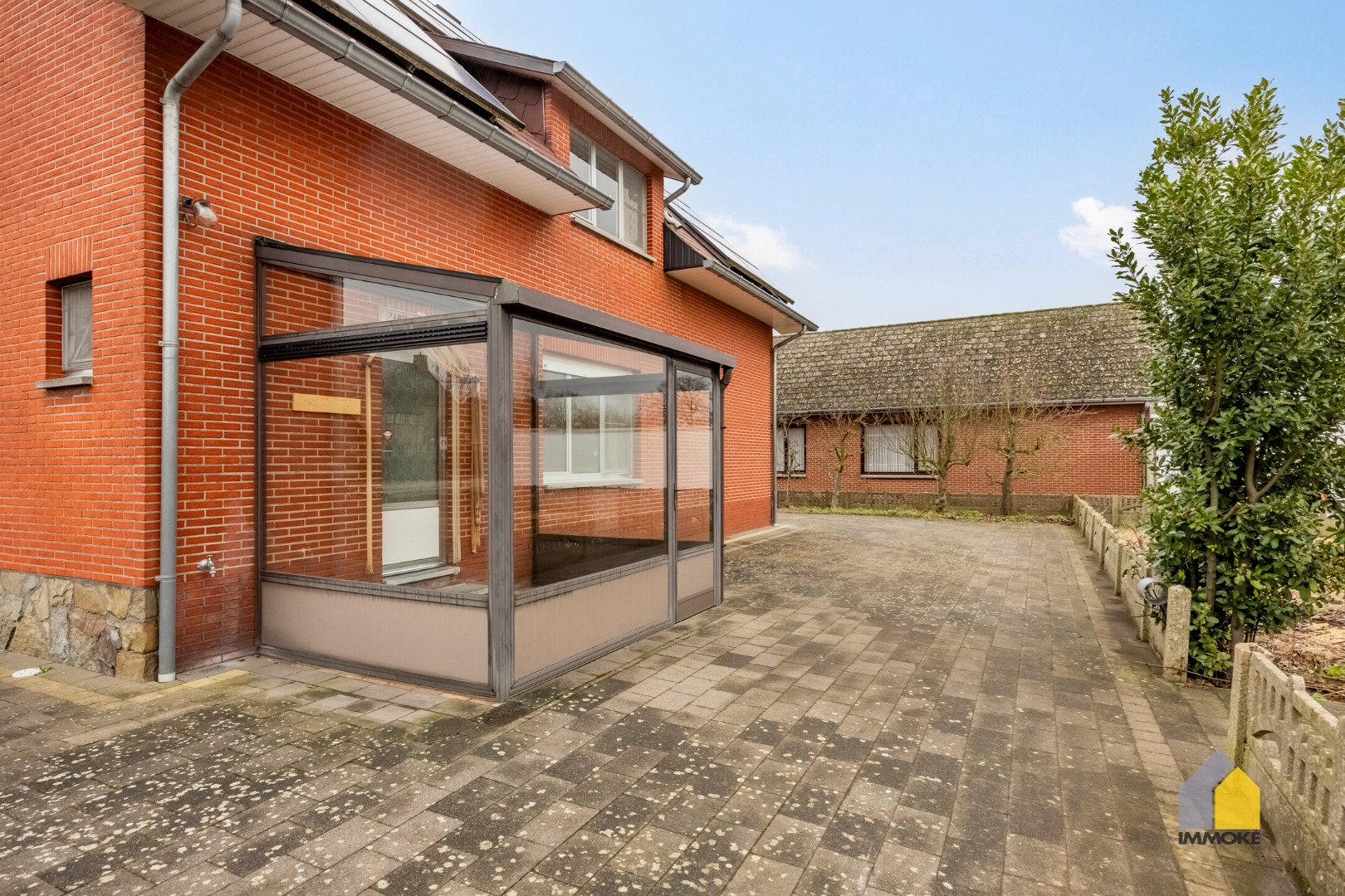 Neeroeteren: Op te frissen, vrijstaande woning op 8 a 26 ca met 5 slpks. 