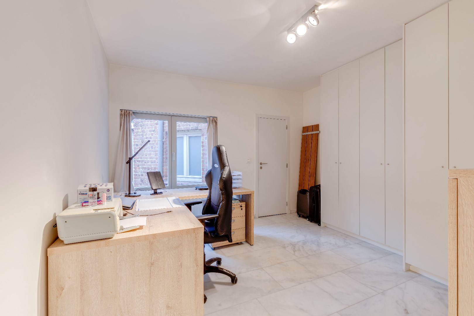 Zeer ruim 1-slaapkamer appartement met bureauruimte 