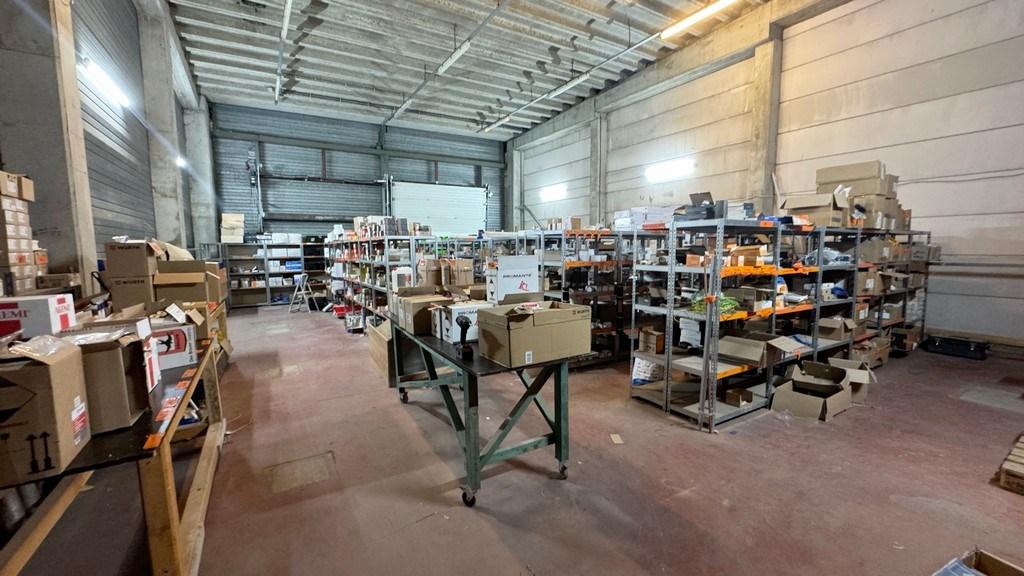 Loods met kantoor te huur nabij A12 in Wilrijk