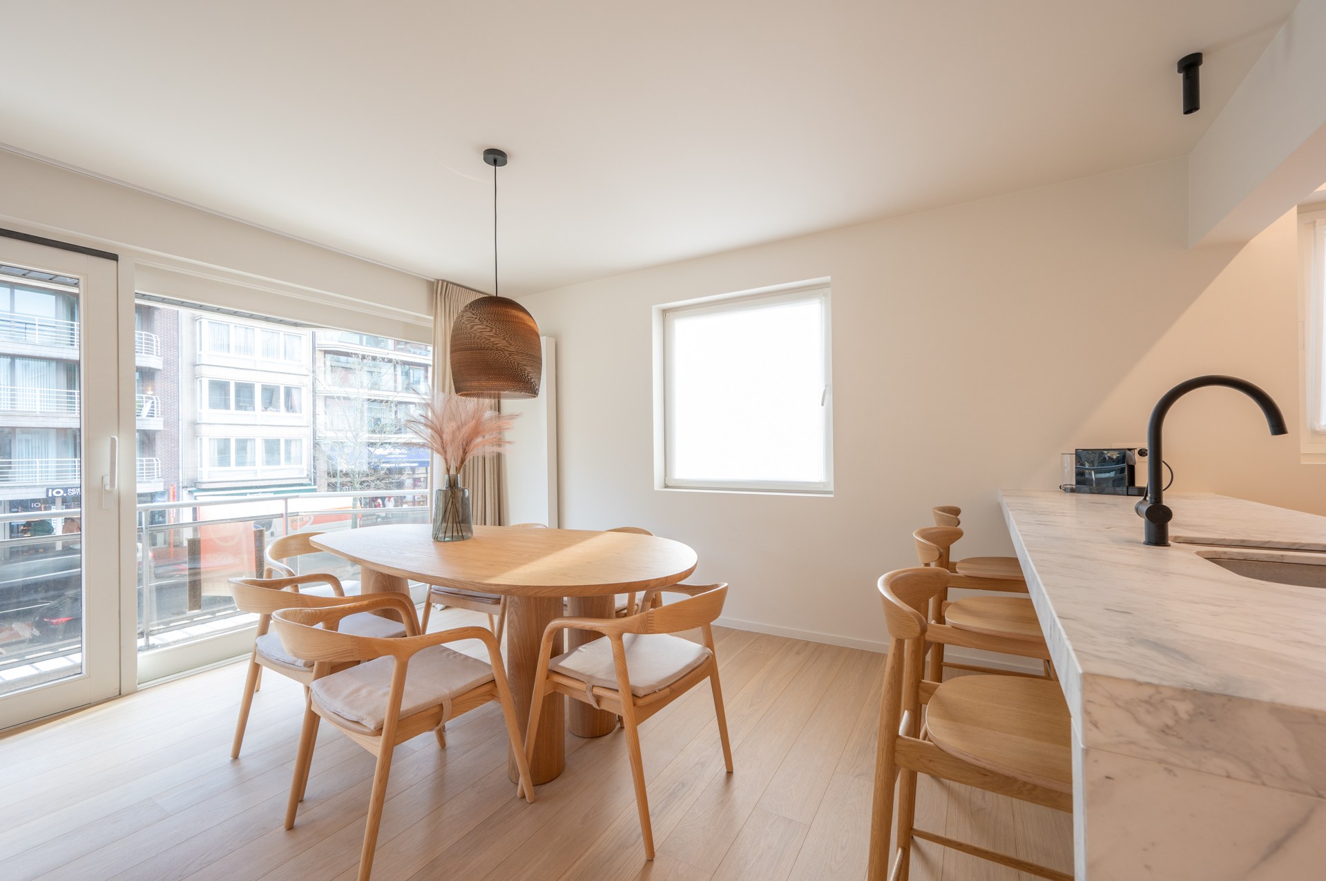 Volledig gerenoveerd HOEKappartement goed gelegen te Lippenslaan 