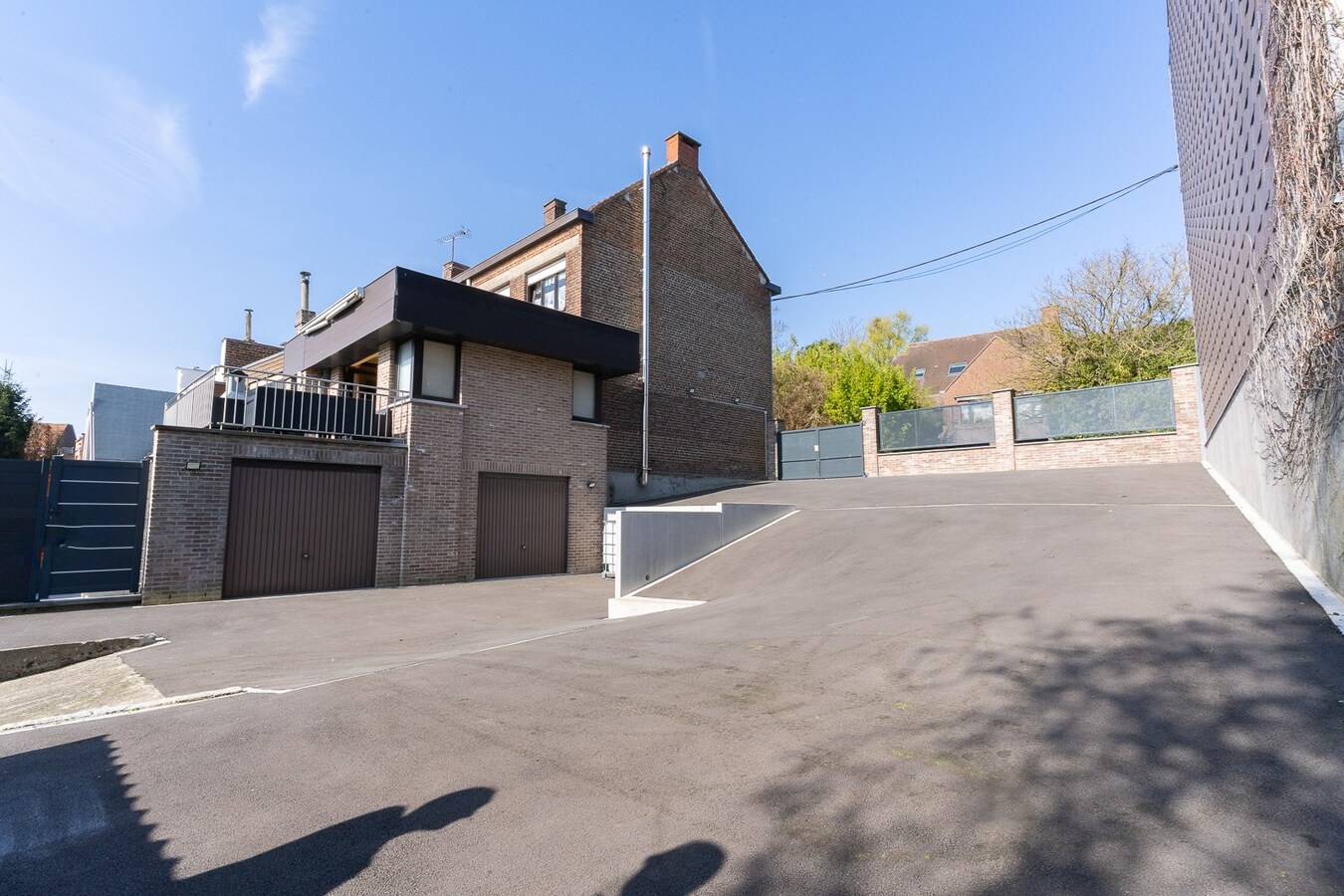 3 façades érigée sur 875m² avec terrain à bâtir, parking privé, double garage. 