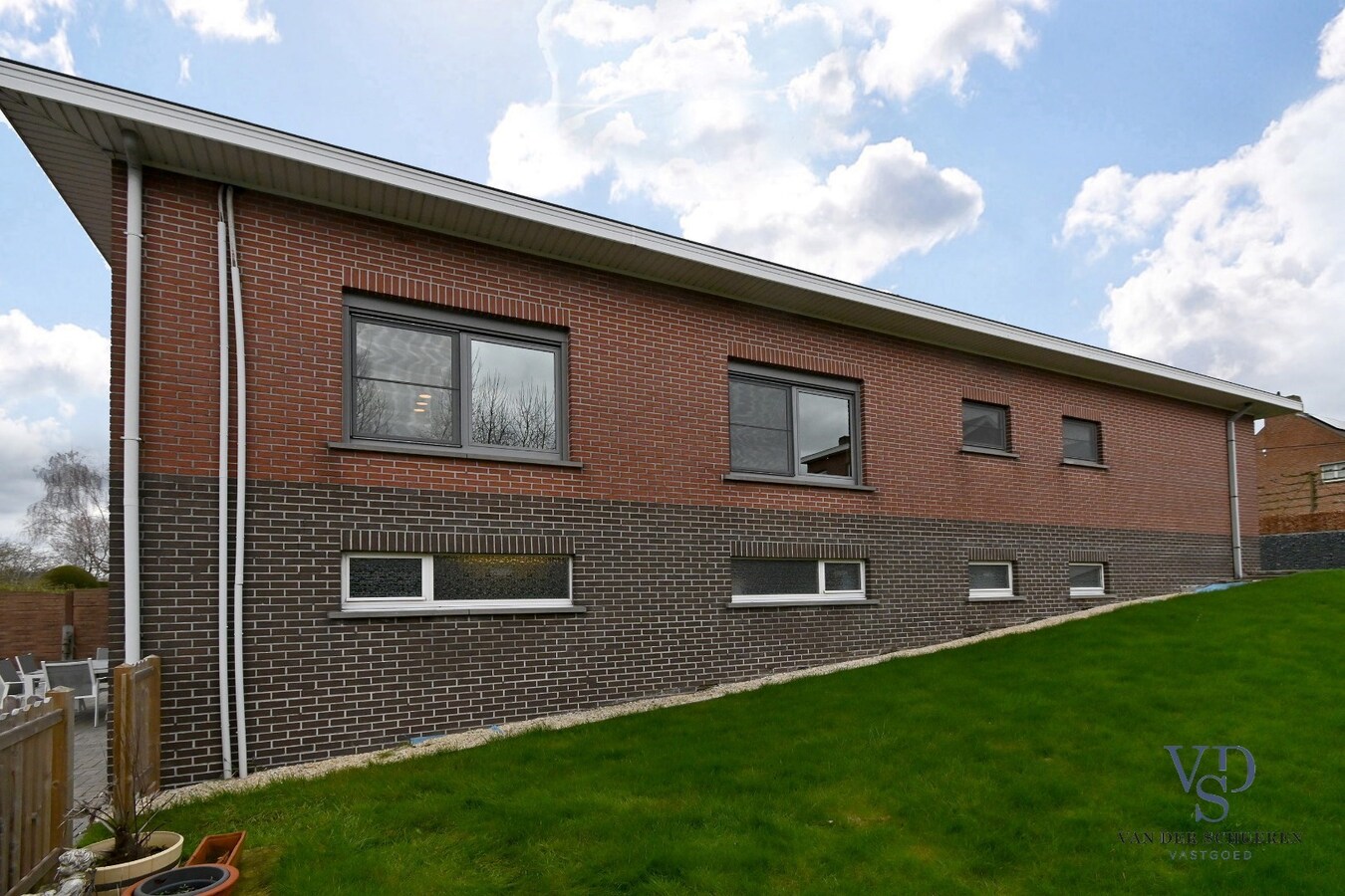 Bijzonder degelijke, instapklare ruime eigendom 